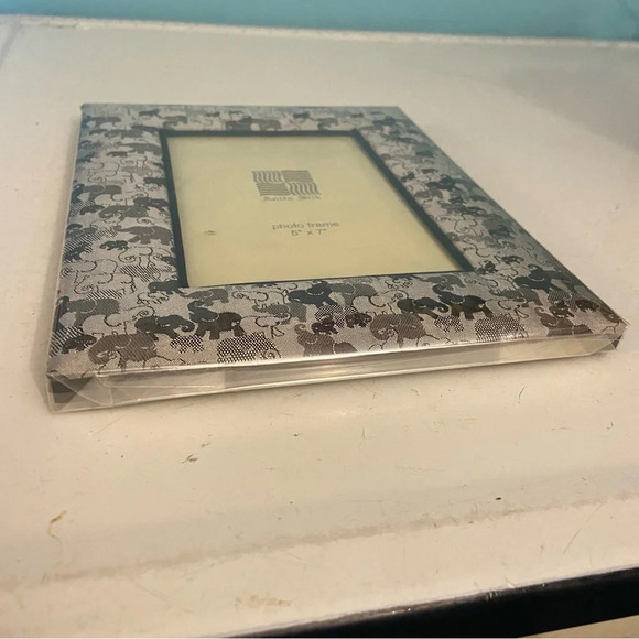 🛍️3/$30 BNWOT silver coloured padded elephant picture photo frame - Picture 2 of 7